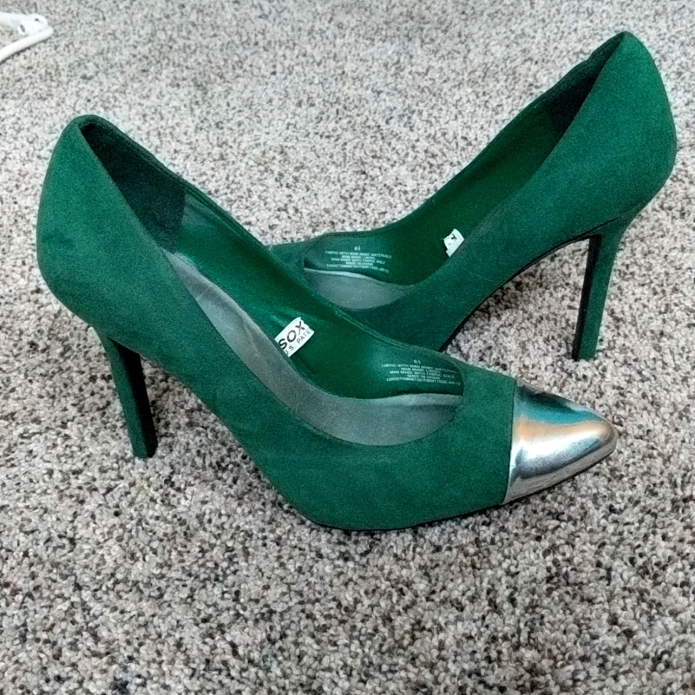 Women's green pumps
